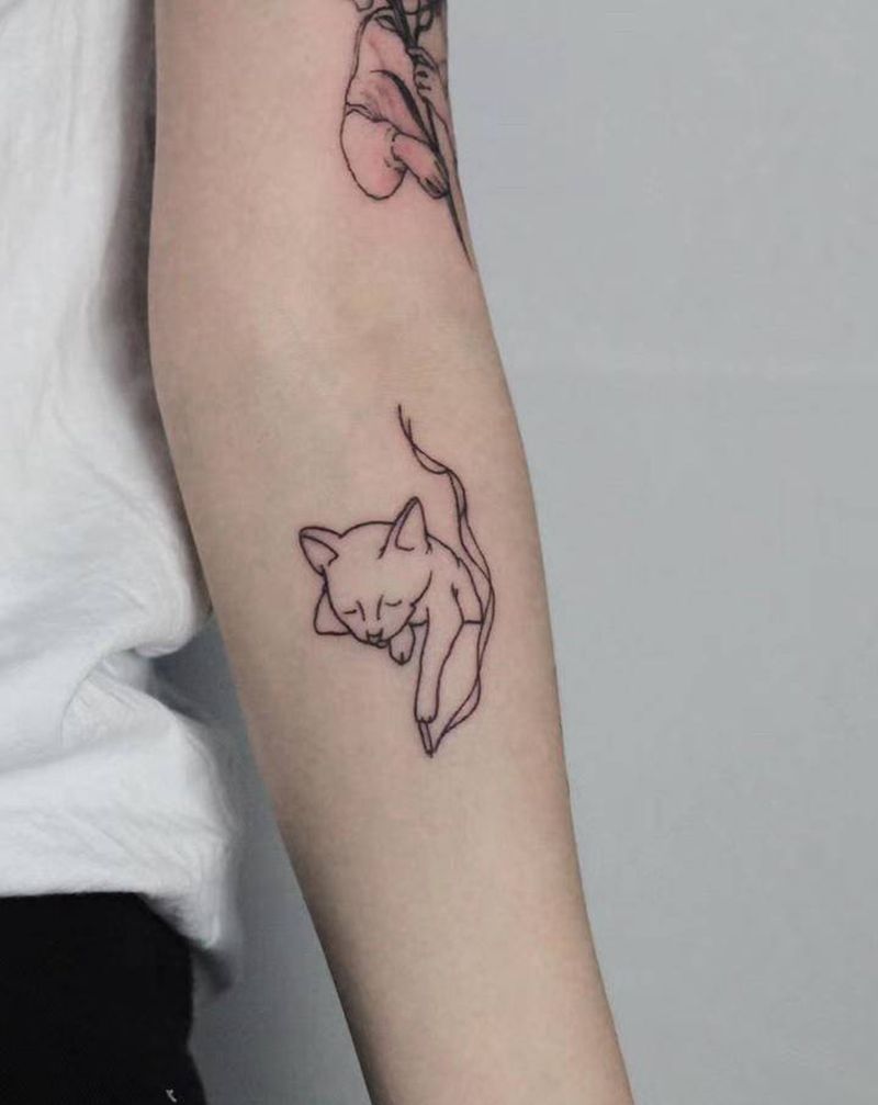 慵懒猫咪纹身图片_手臂几何猫纹身图案