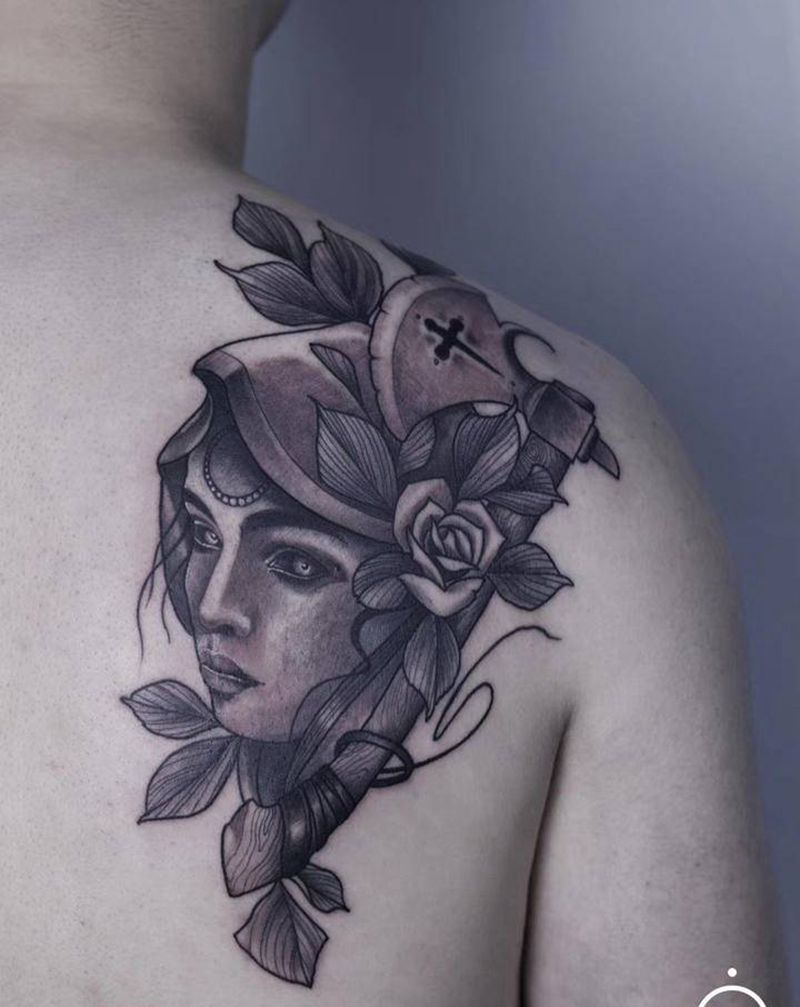 斧头女郎纹身图片_背部欧美写实女郎斧头纹身图案