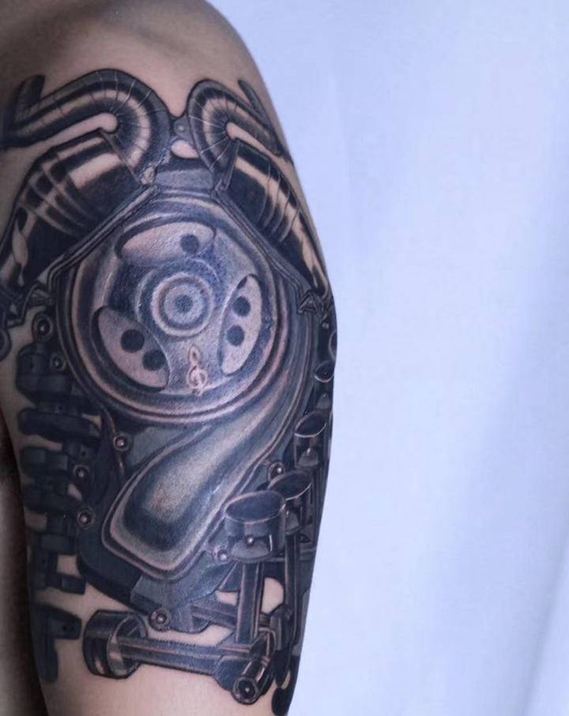 汽车零件纹身图片_手臂欧美写实发动机零件纹身图案