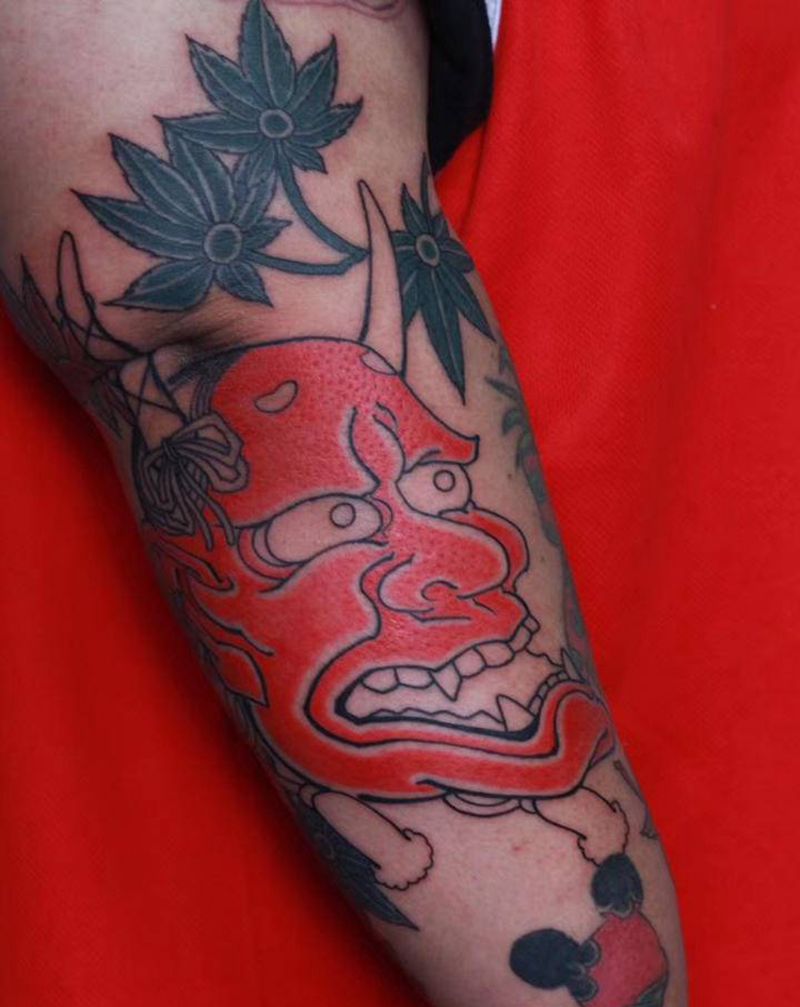 般若枫叶纹身图片_手臂老传统般若枫叶纹身图案