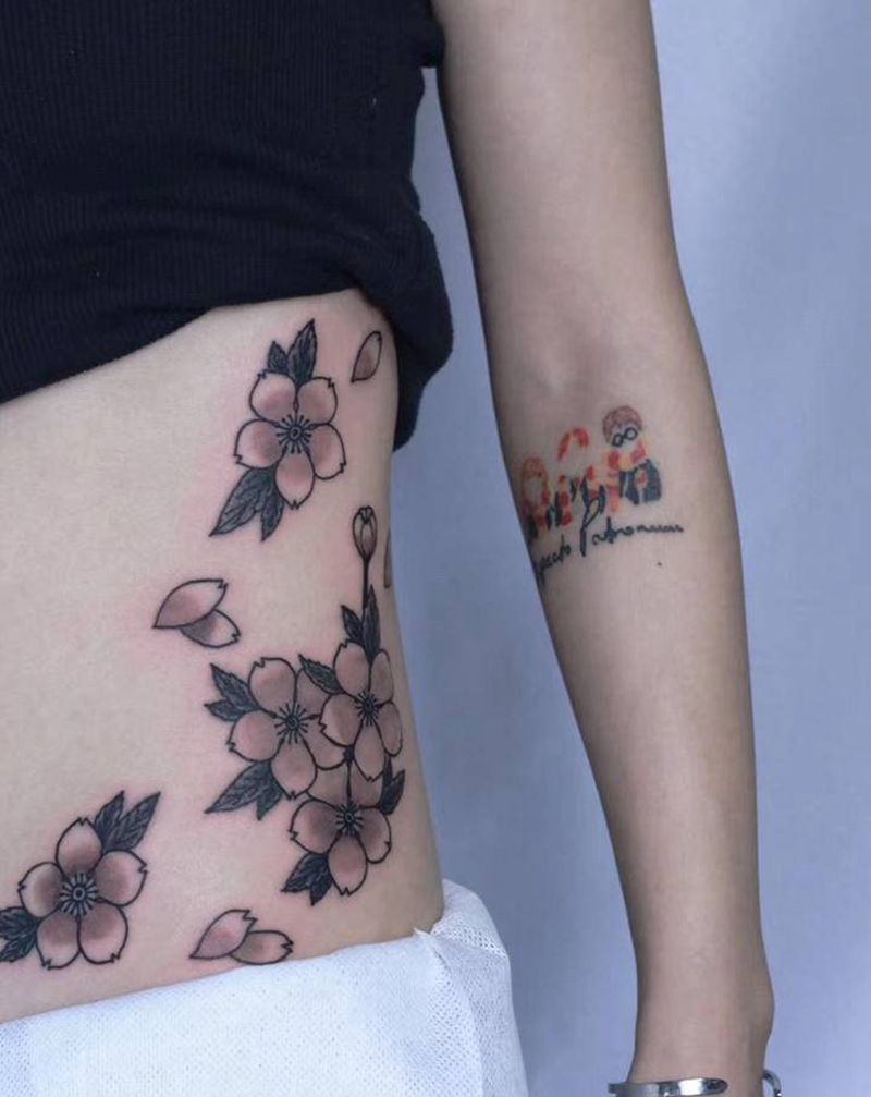 原创樱花纹身图片_腹部腰部老传统樱花纹身图案