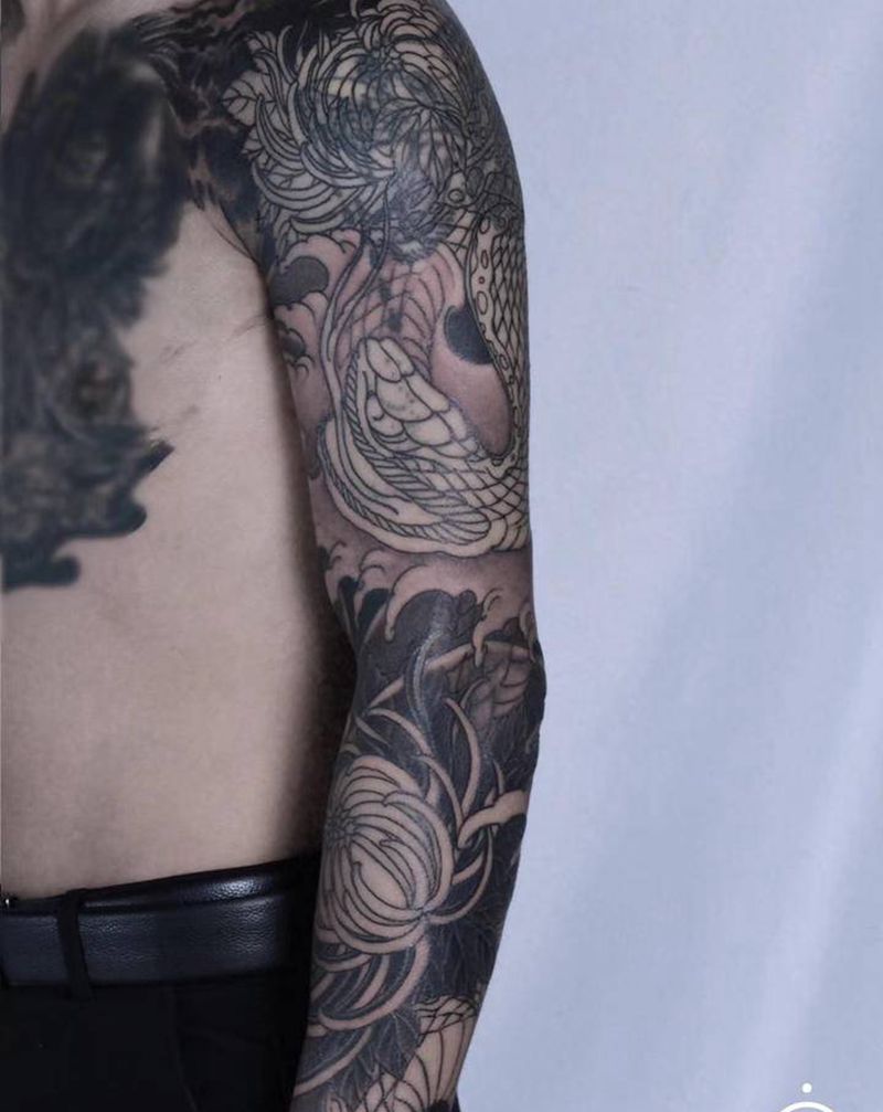 原创遮盖蛇盘菊花纹身图片_手臂老传统新传统蛇菊花纹身图案