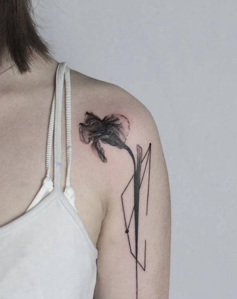 百合纹身图片_手臂水墨几何百合花纹身图案