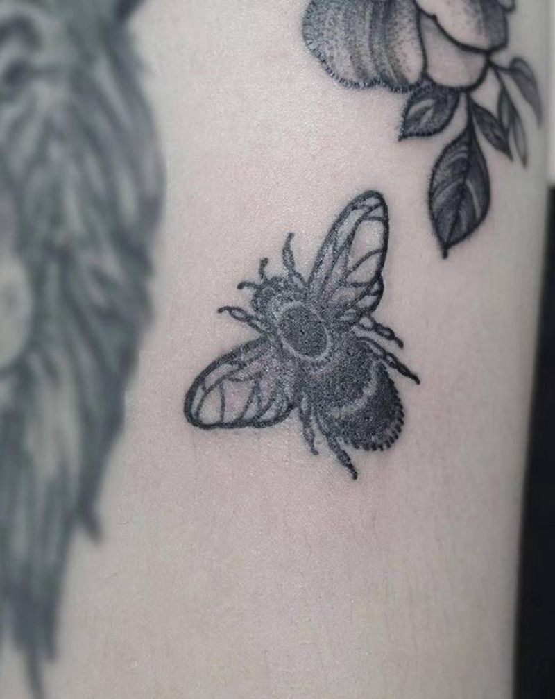 小蜜蜂纹身图片_手臂点刺蜜蜂纹身图案