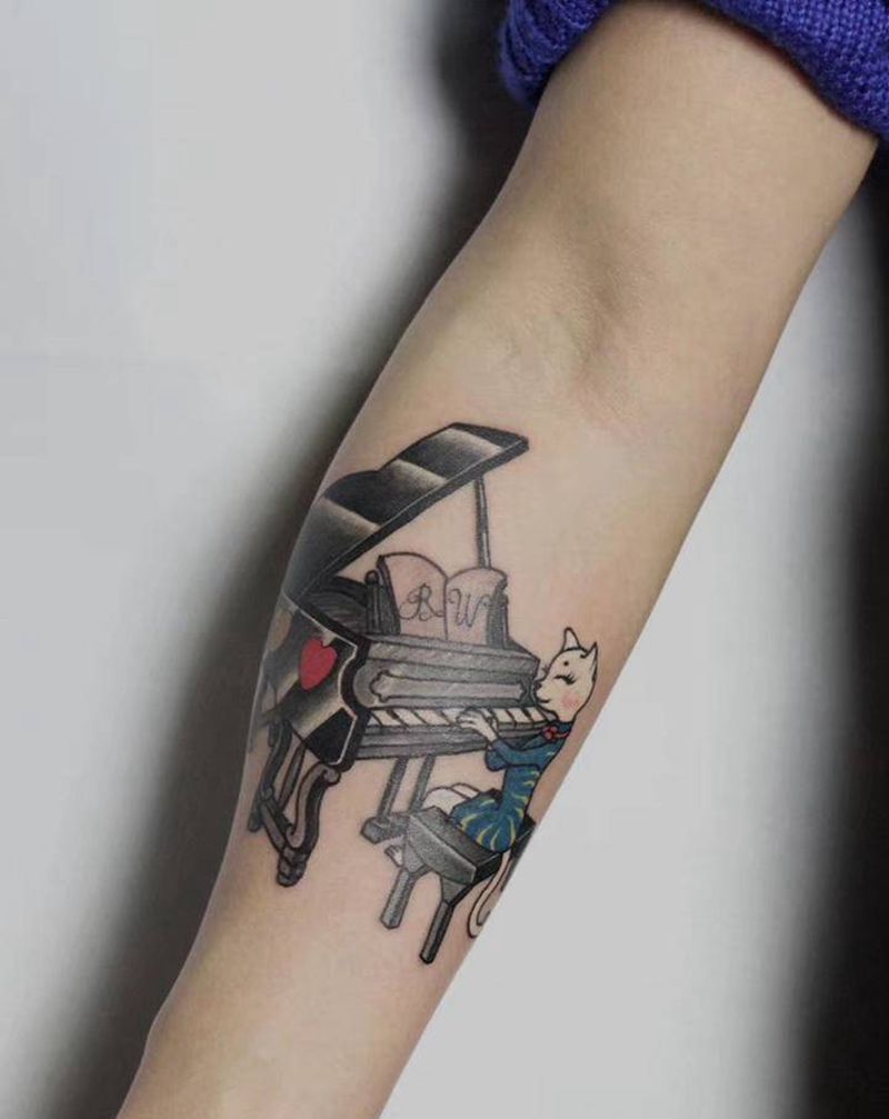 弹钢琴的猫纹身图片_手臂New School猫钢琴纹身图案