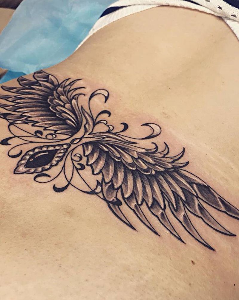 後腰翅膀纹身图片_腰部纹身图案