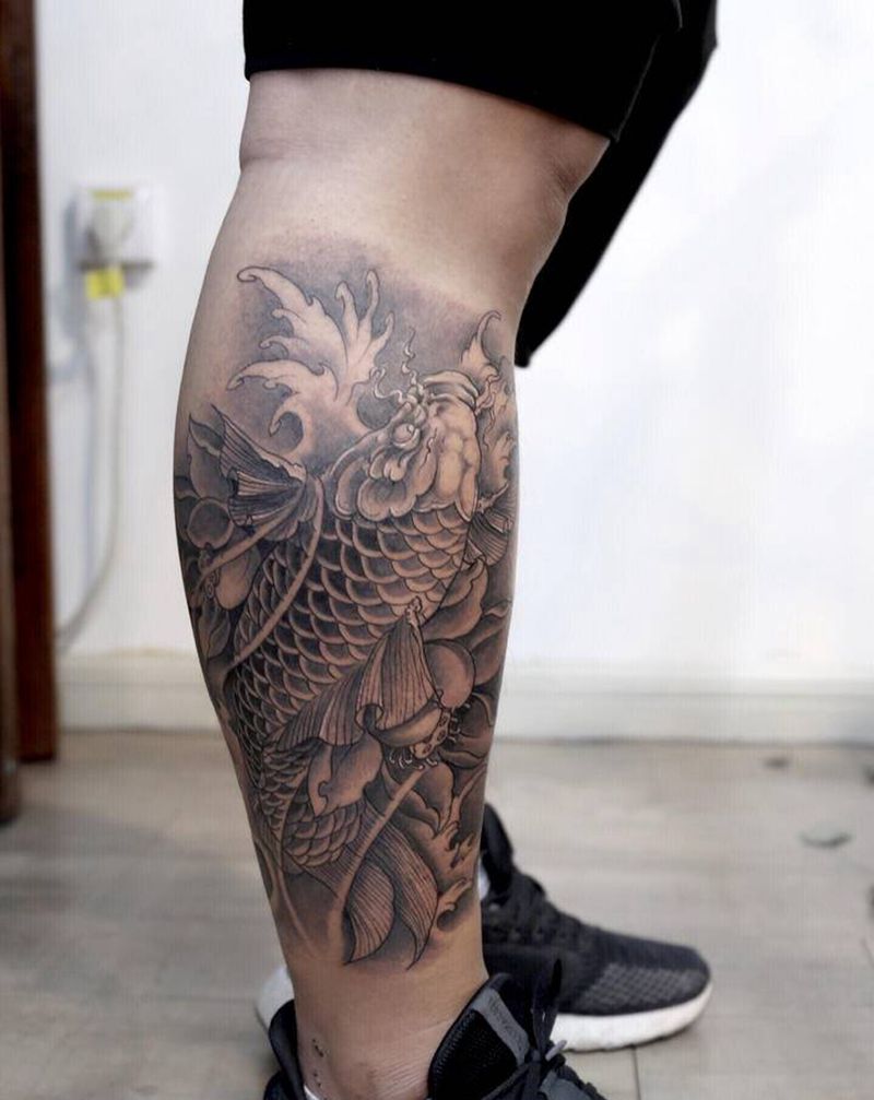 小腿外侧锦鲤纹身图片_腿部新传统锦鲤莲花水浪纹身图案