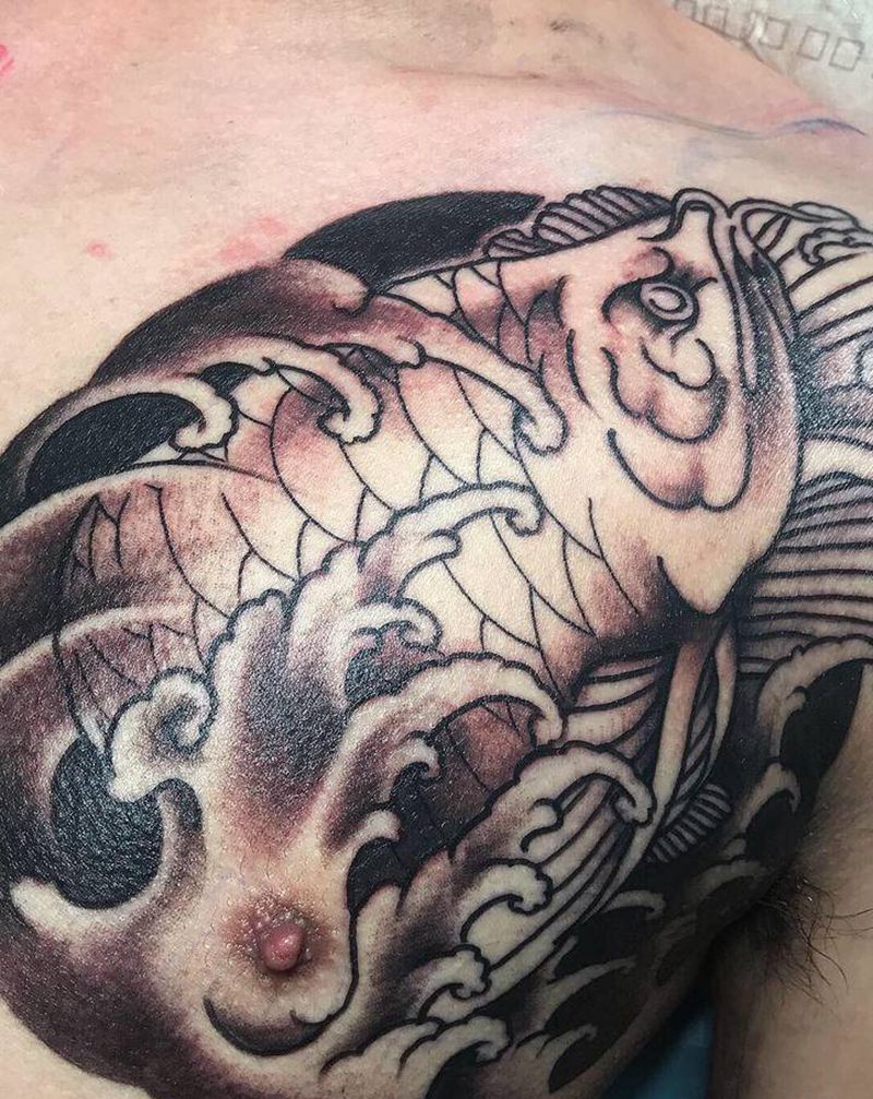 紅龍魚纹身图片_胸部纹身图案