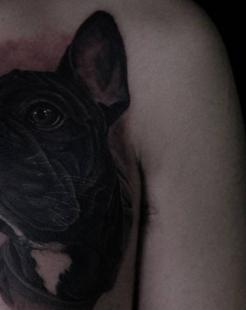 法斗 #二筒纹身图片_胸部欧美写实狗纹身图案