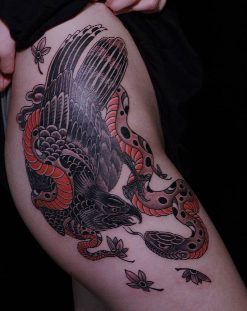 蛇盘鹰纹身图片_腿部老传统蛇鹰枫叶纹身图案