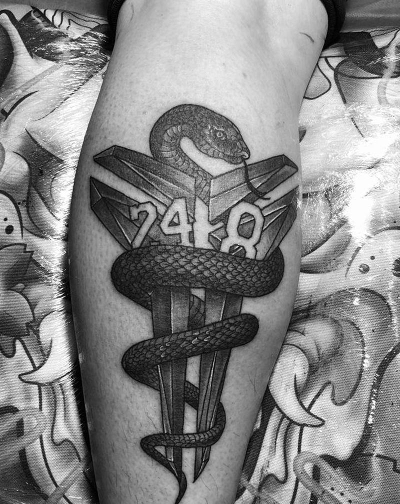 黑曼巴纹身图片_腿部纹身图案