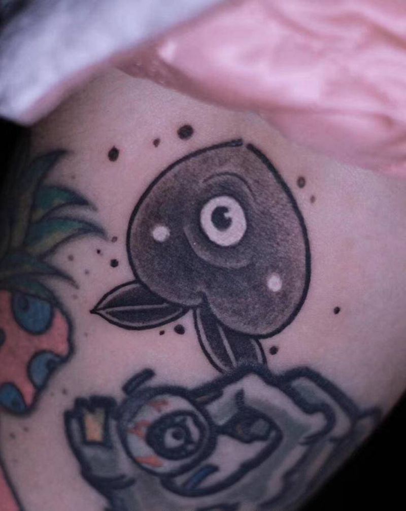 小桃妖纹身图片_手臂老传统纹身图案