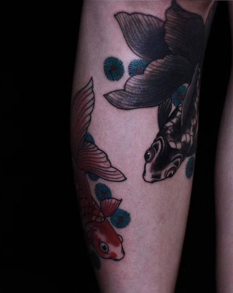 金鱼纹身图片_腿部老传统纹身图案
