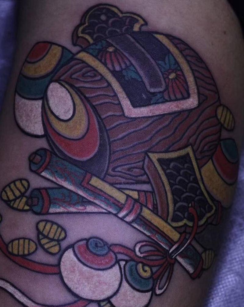 百宝纹身图片_手臂老传统纹身图案