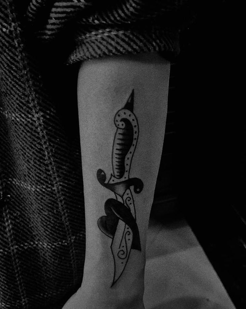 匕首纹身图片_手臂Old School纹身图案