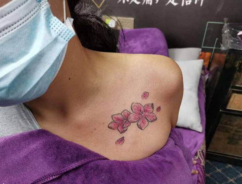 花花纹身图片_胸部手臂新传统水彩纹身图案