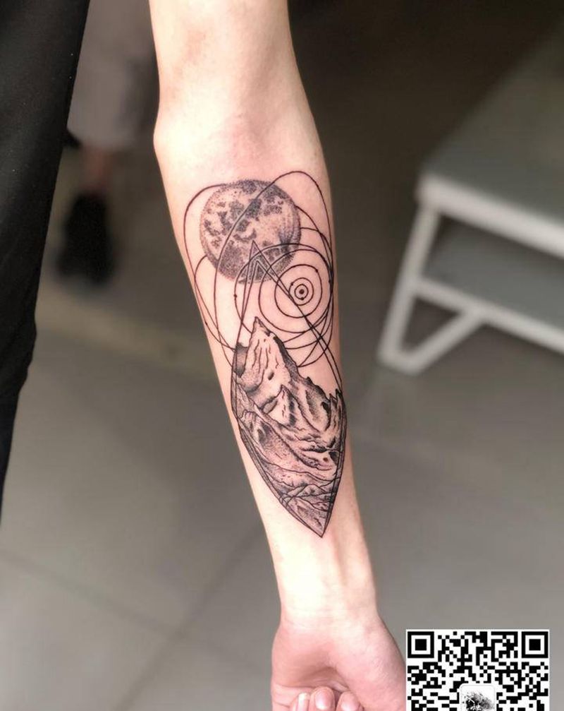 山•月球纹身图片_手臂纹身图案