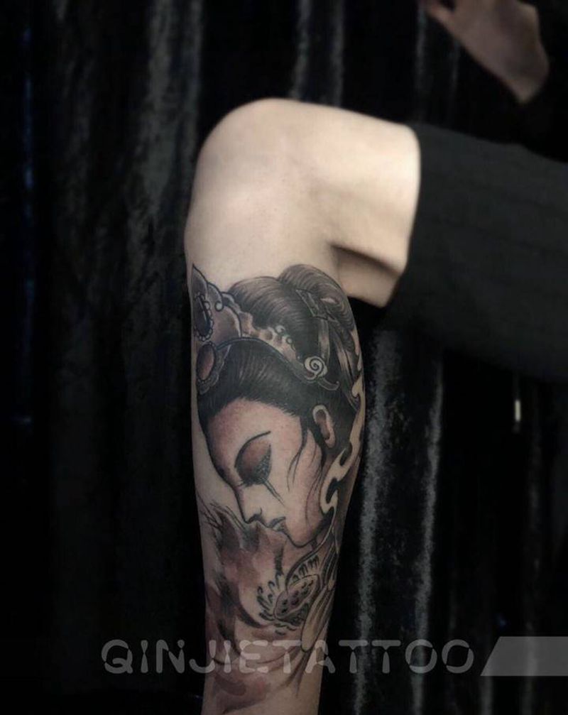 小腿艺妓纹身图片_脚部新传统纹身图案