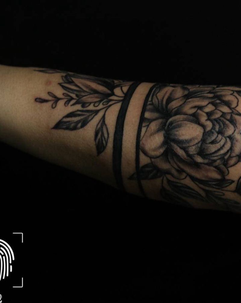 素花臂环纹身图片_手臂几何纹身图案