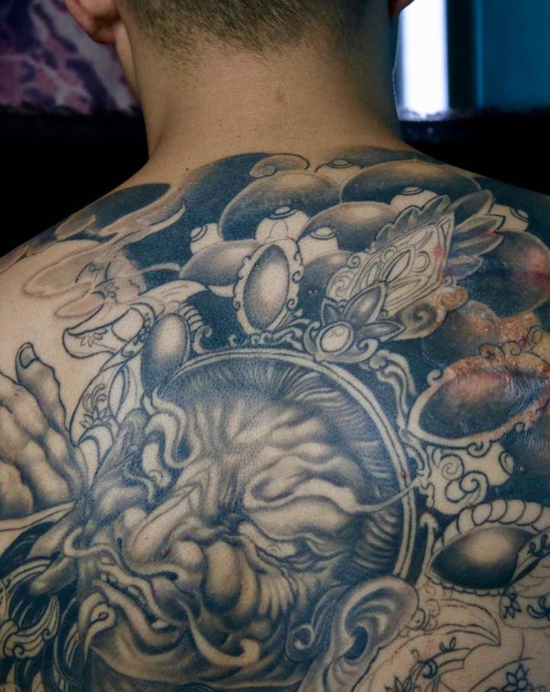 黄财神进度百分之五十纹身图片_背部纹身图案