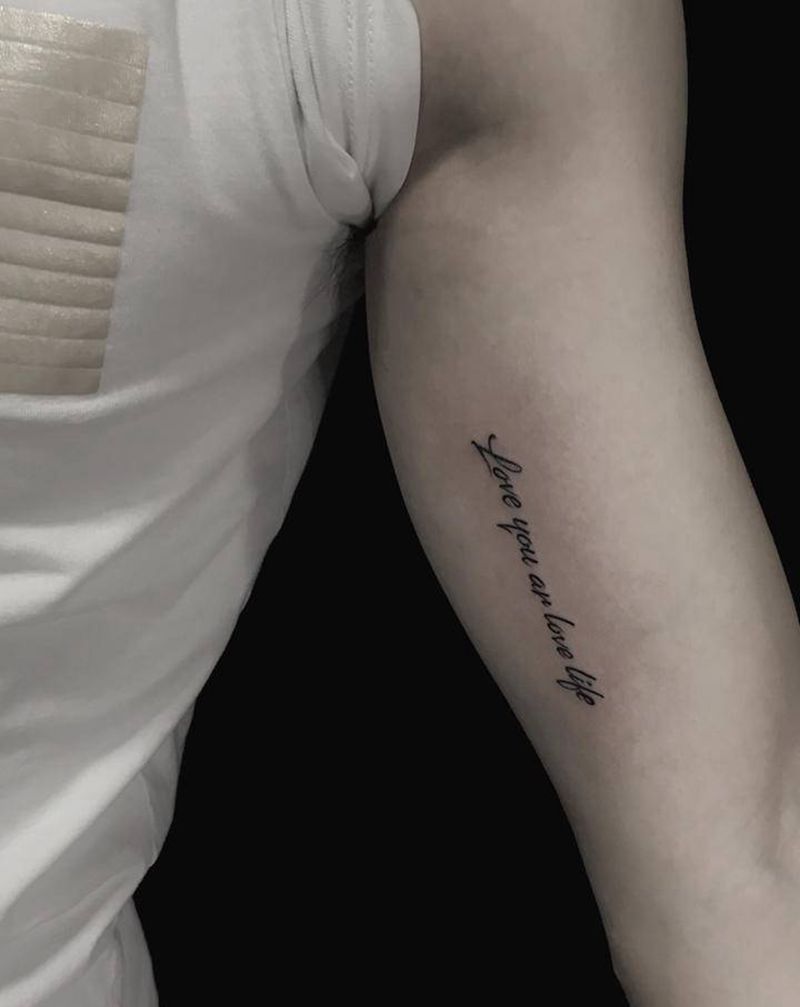 字母纹身图片_手臂花体字字母纹身图案