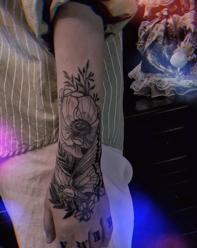 蝶恋花纹身图片_手部纹身图案