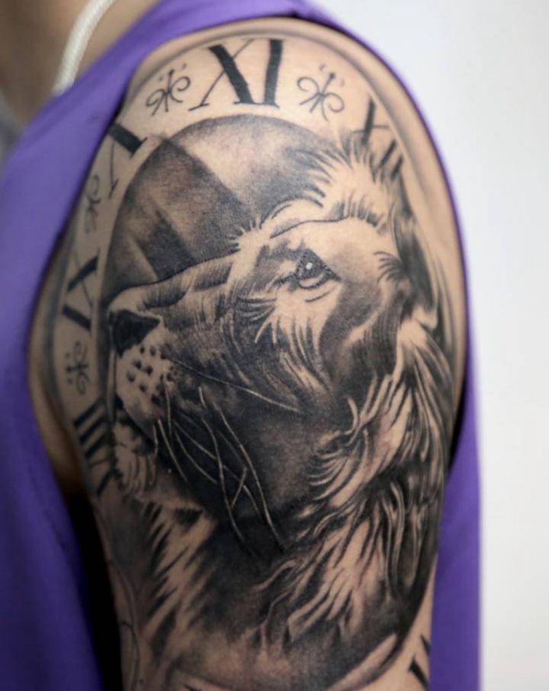 花臂拼接纹身图片_手臂New School欧美写实狮子玫瑰花花体字纹身图案