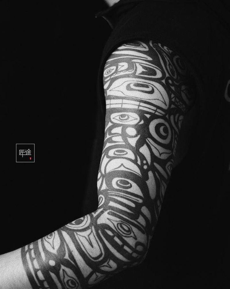 图腾七分袖纹身图片_手臂图腾眼睛脸纹身图案
