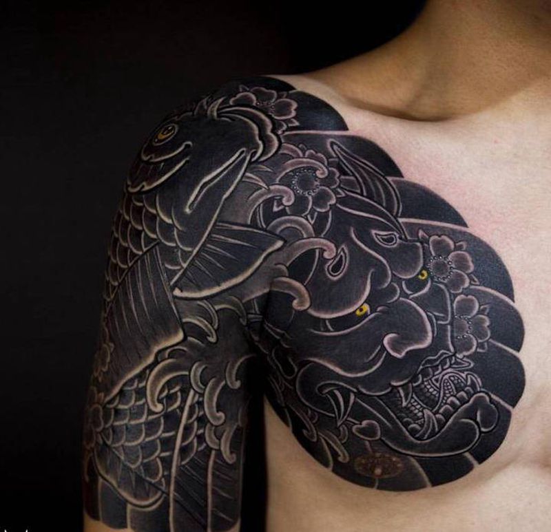 半胛纹身图片_肩部胸部纹身图案