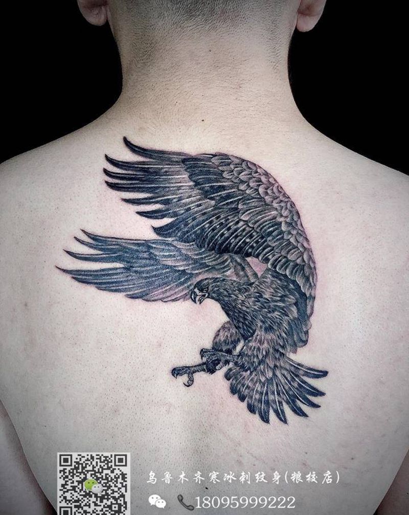 老鹰遮盖修改之前的失败纹身纹身图片_背部手部新传统欧美写实鹰老鹰纹身图案