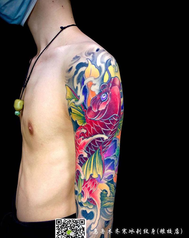 鱼#鲤鱼#招财鱼纹身图片_手臂背部新传统欧美写实鱼鲤鱼招财鱼大臂鱼满背鱼纹身图案