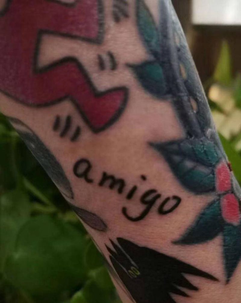 好朋友Amigo纹身图片_手臂Old School字母纹身图案