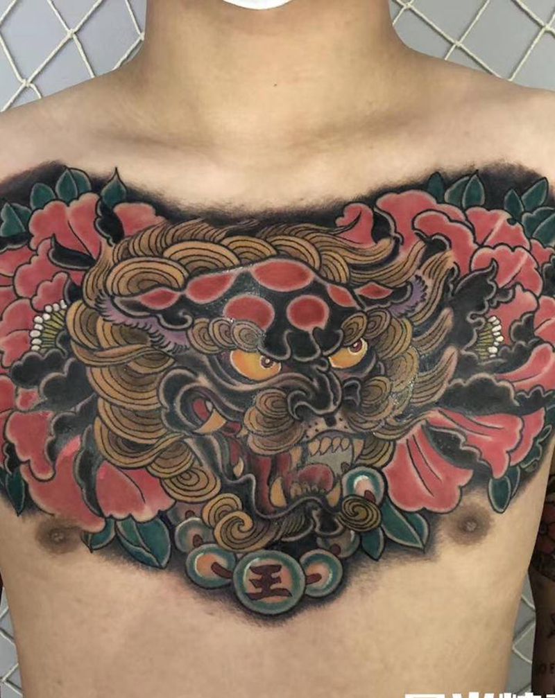 “唐狮”花胸纹身图片_胸部纹身图案