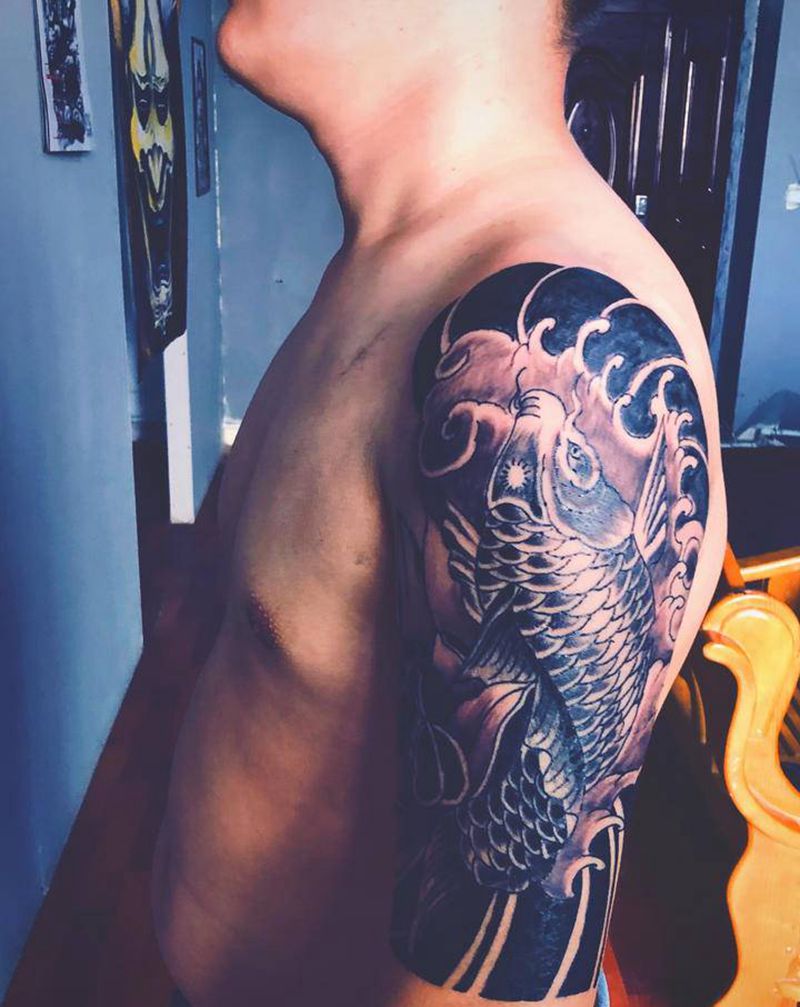 鱼纹身图片_手臂手部老传统纹身图案