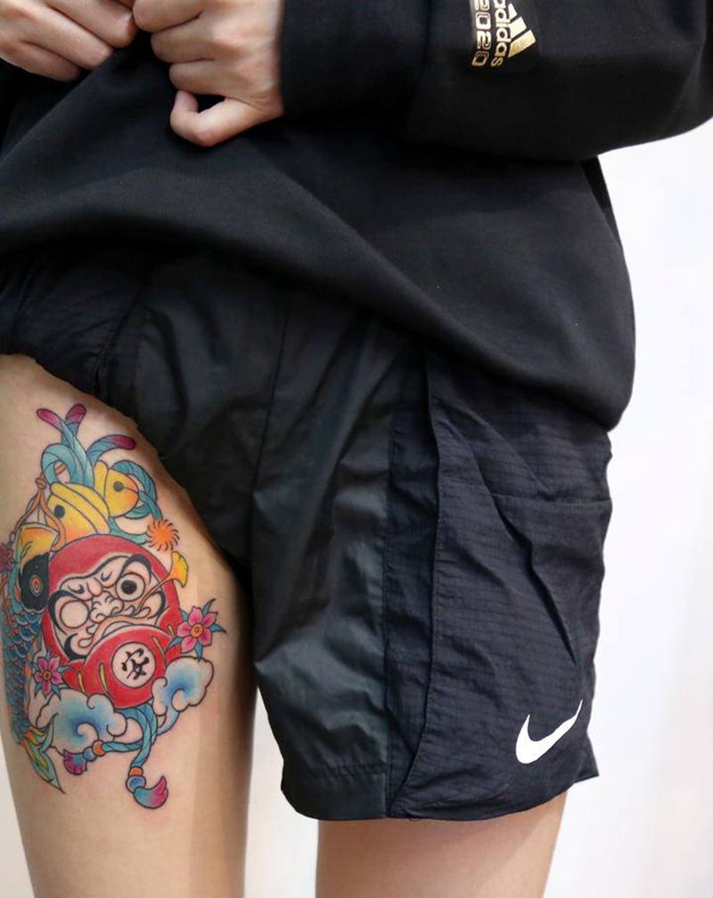 达摩蛋纹身图片_腿部水彩达摩蛋锦鲤旗铃铛纹身图案