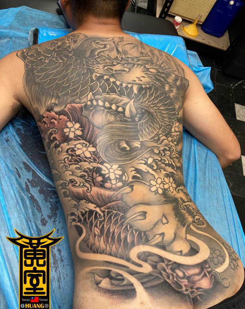 《黃室紋身》 #下山虎  #鯉纹身图片_背部纹身图案