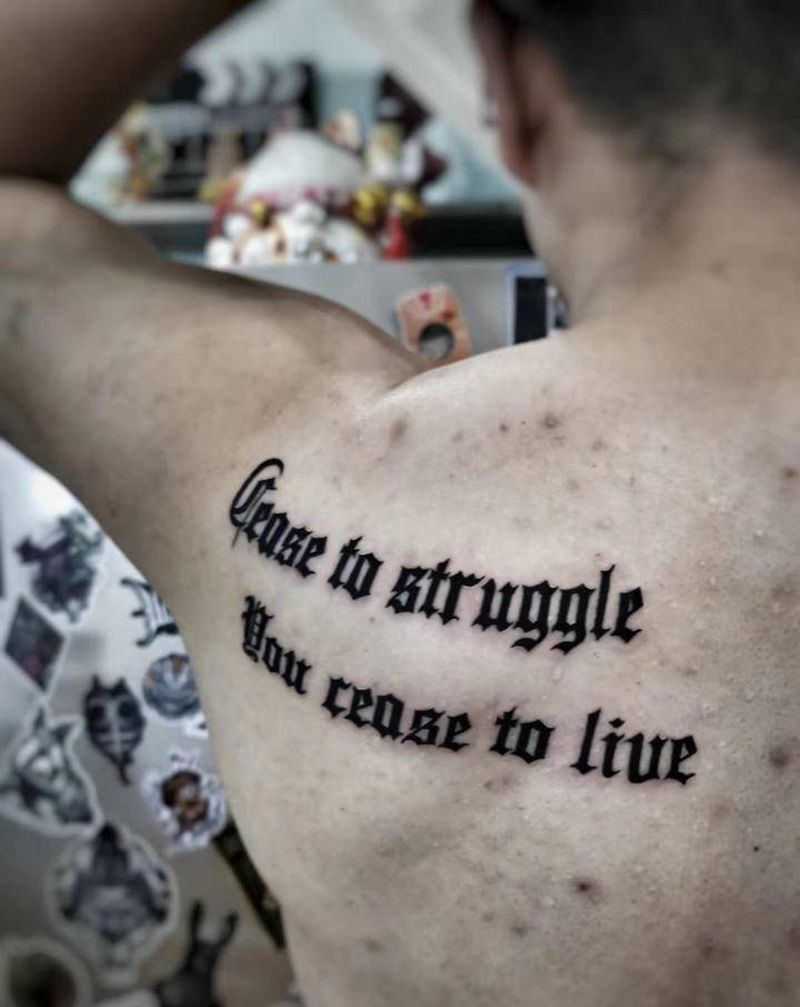 哥特体英文纹身图片_背部纹身图案