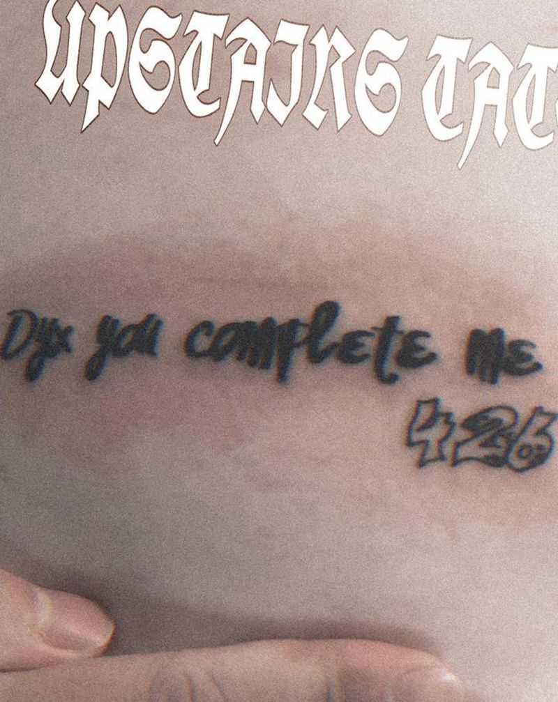 字母纹身图片_胸部纹身图案