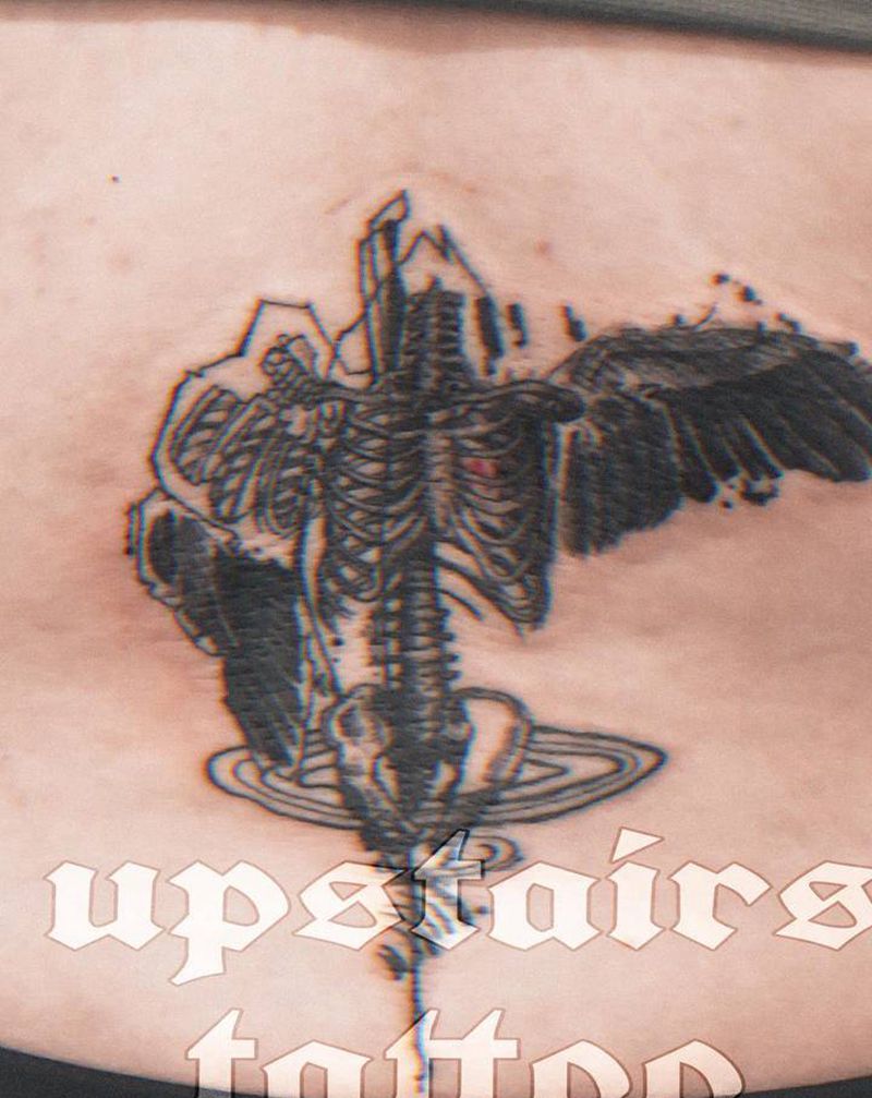 断翅纹身图片_腰部纹身图案