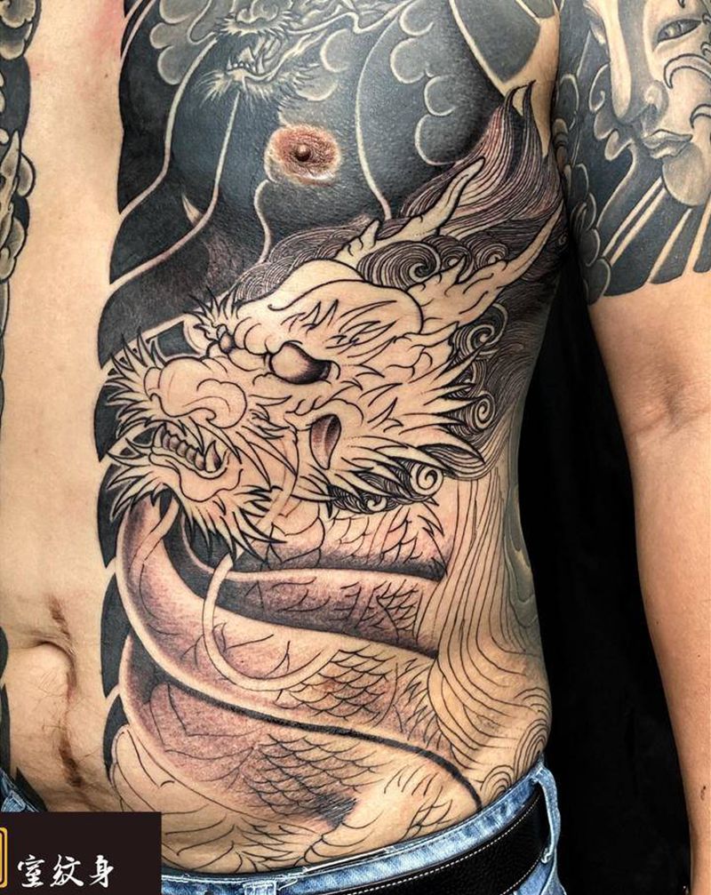 《黃室紋身》原皇室精雕紋身纹身图片_腹部新传统纹身图案