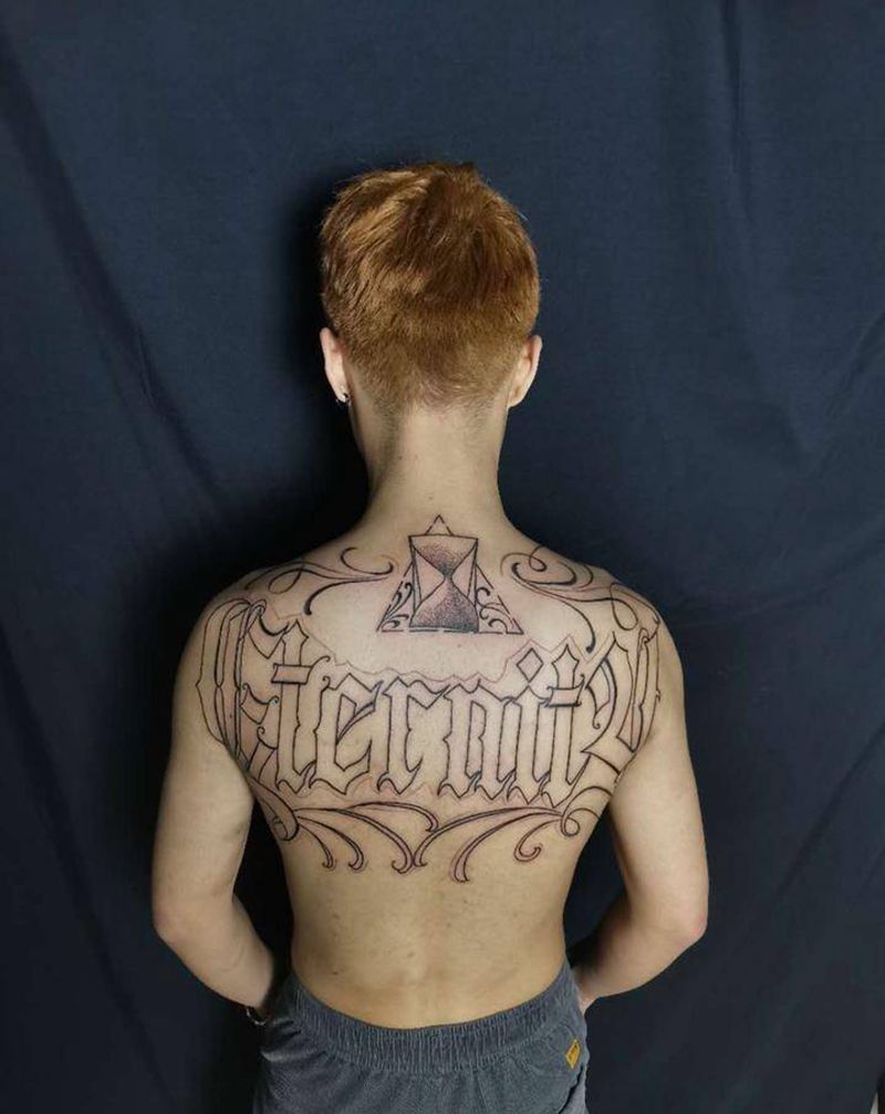 花体字纹身图片_肩部背部花体字纹身图案