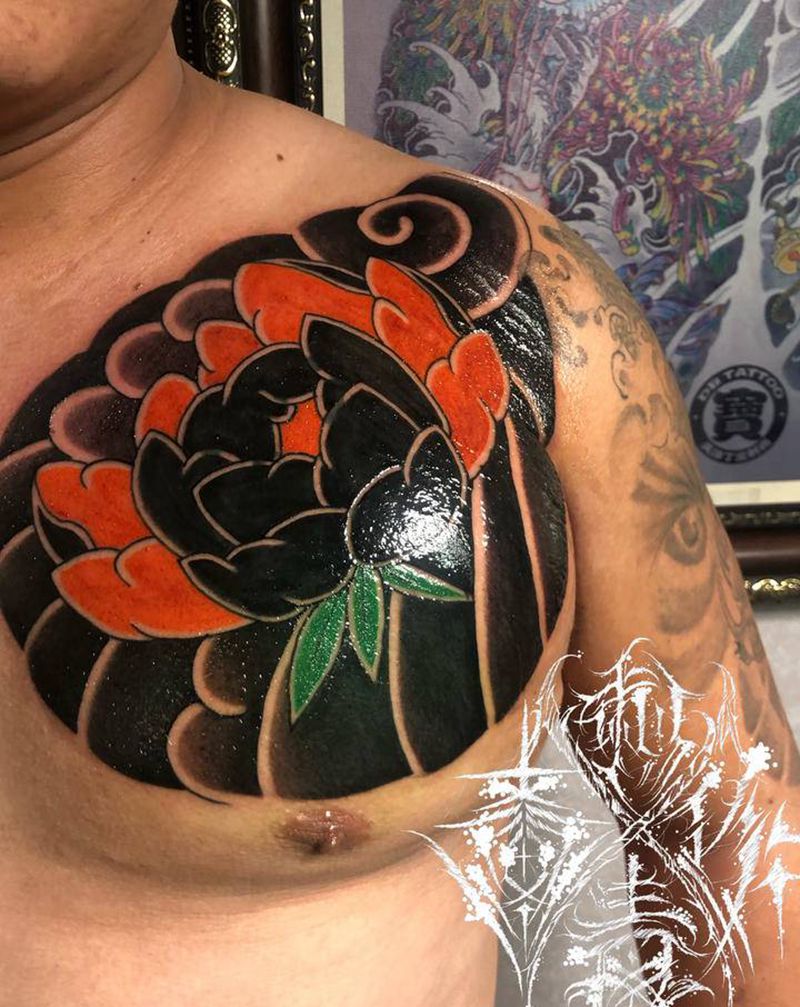 半甲遮盖纹身图片_胸部老传统水彩花纹身图案