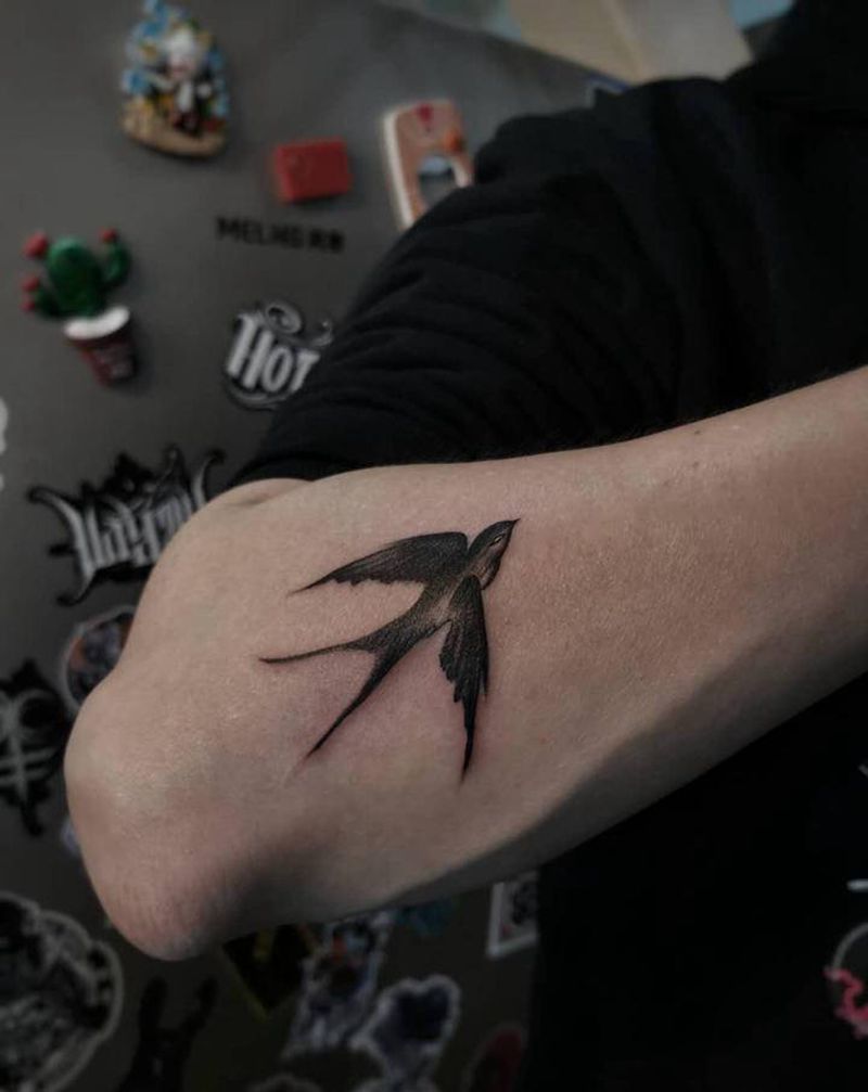 小燕子纹身图片_手臂纹身图案