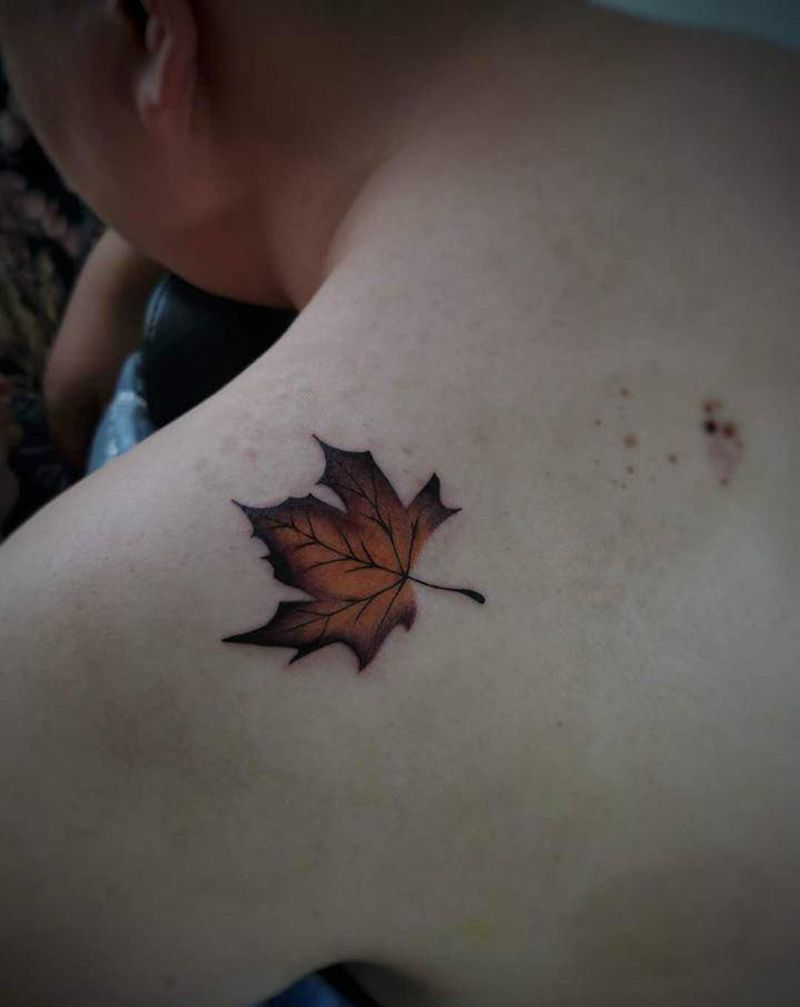 枫叶纹身图片_背部Old School纹身图案