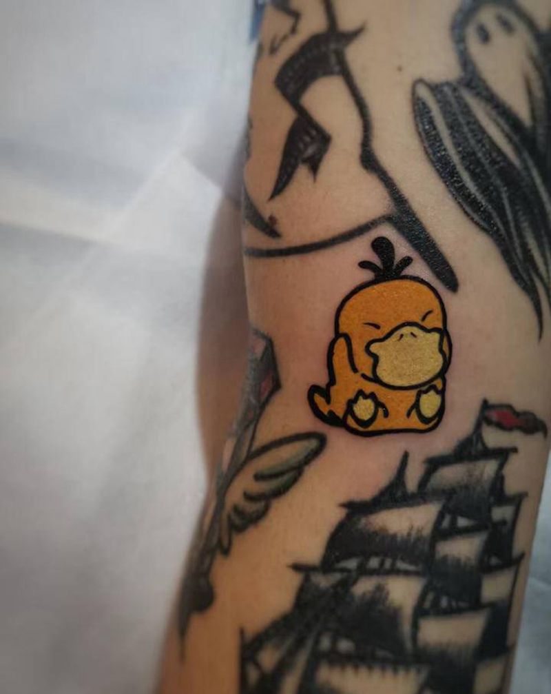 可达鸭纹身图片_手臂Old School纹身图案