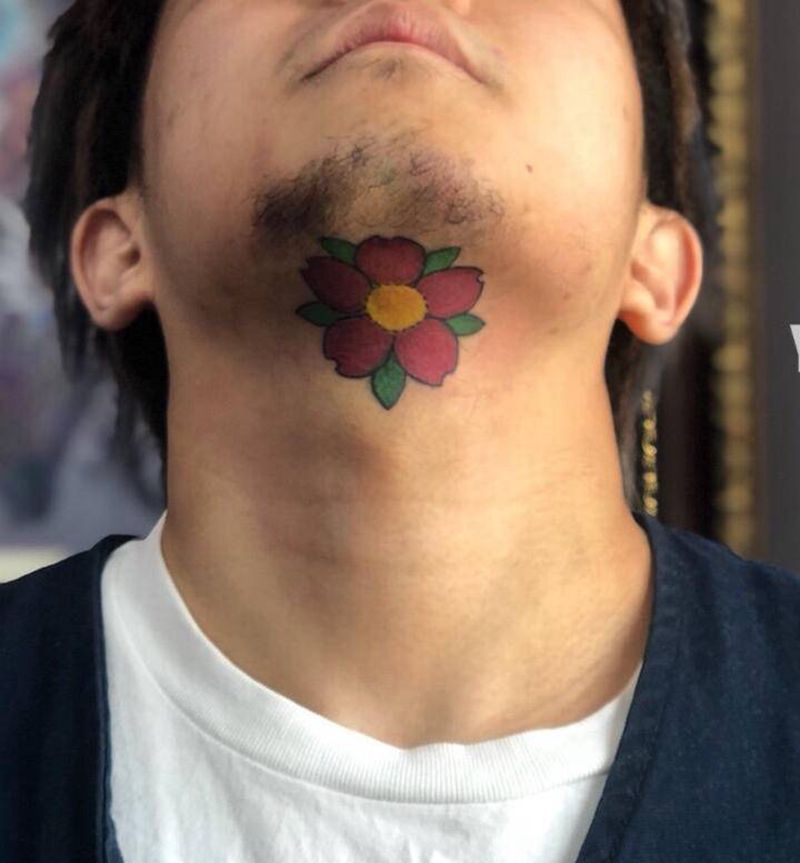 樱花纹身图片_颈部老传统樱花纹身图案