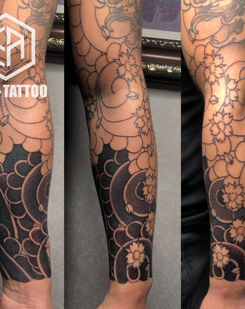 花臂纹身图片_手臂老传统泡泡云板雾纹身图案