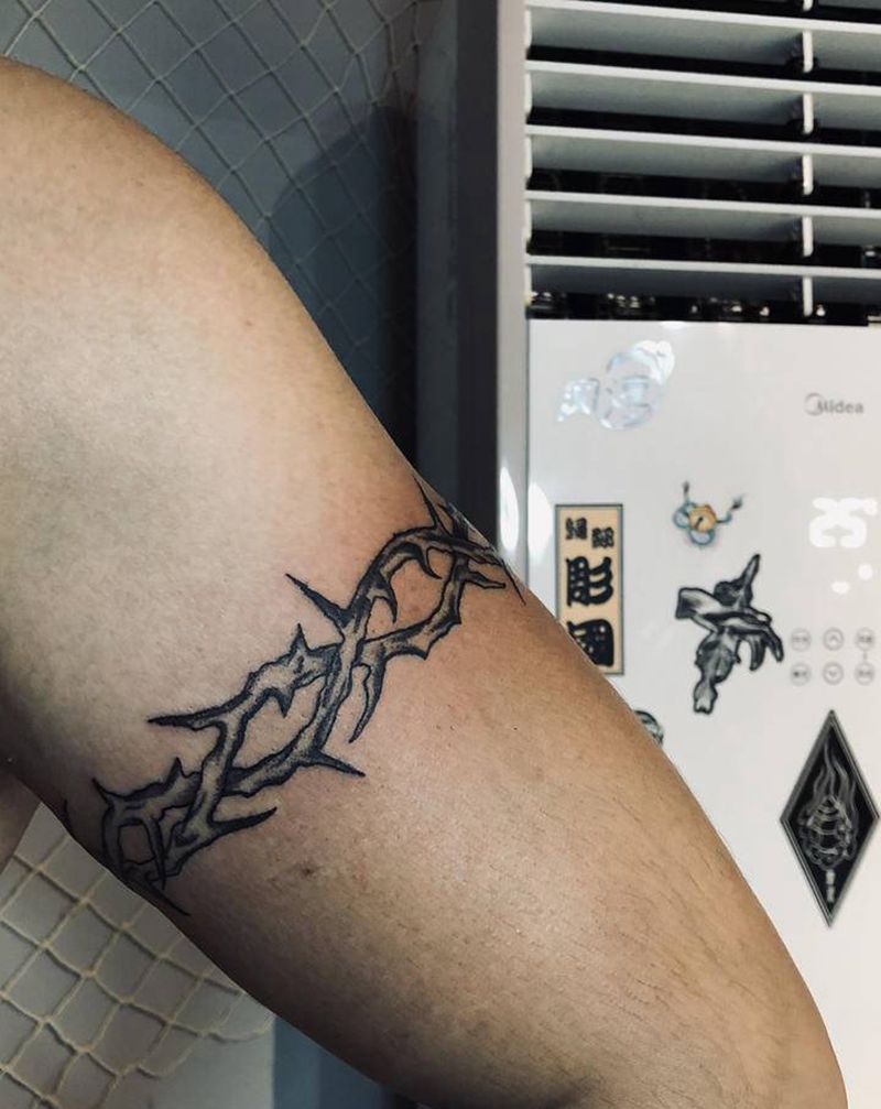 “荆棘臂环”纹身图片_手臂纹身图案