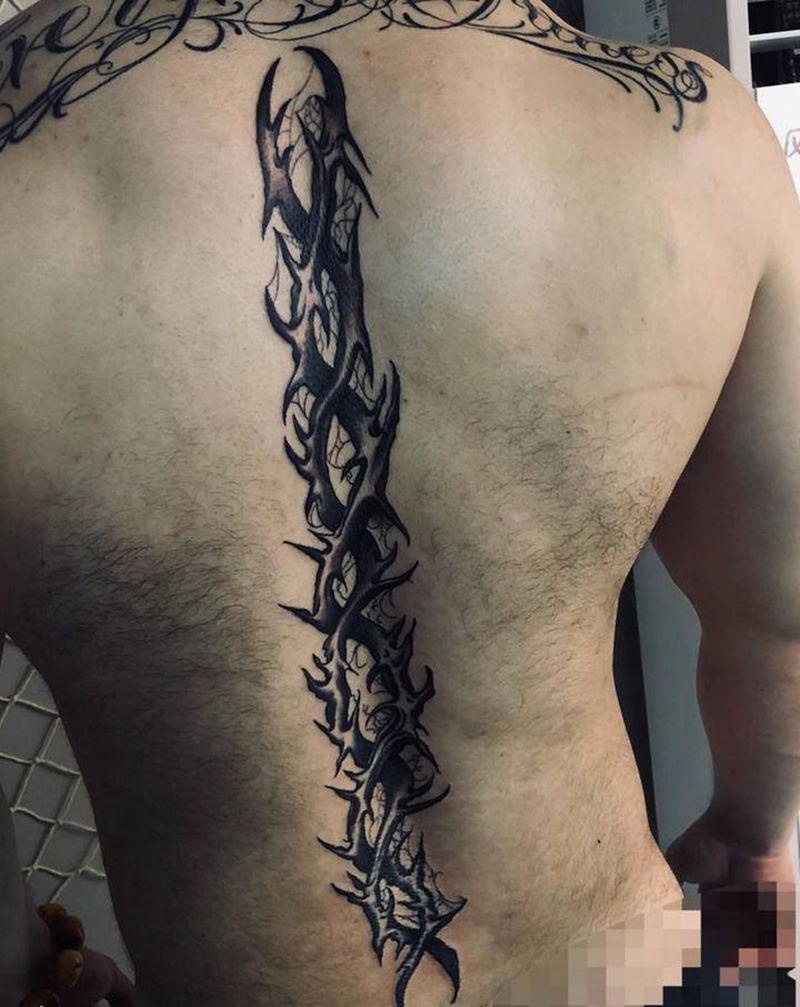 “脊骨荆棘”纹身图片_背部纹身图案