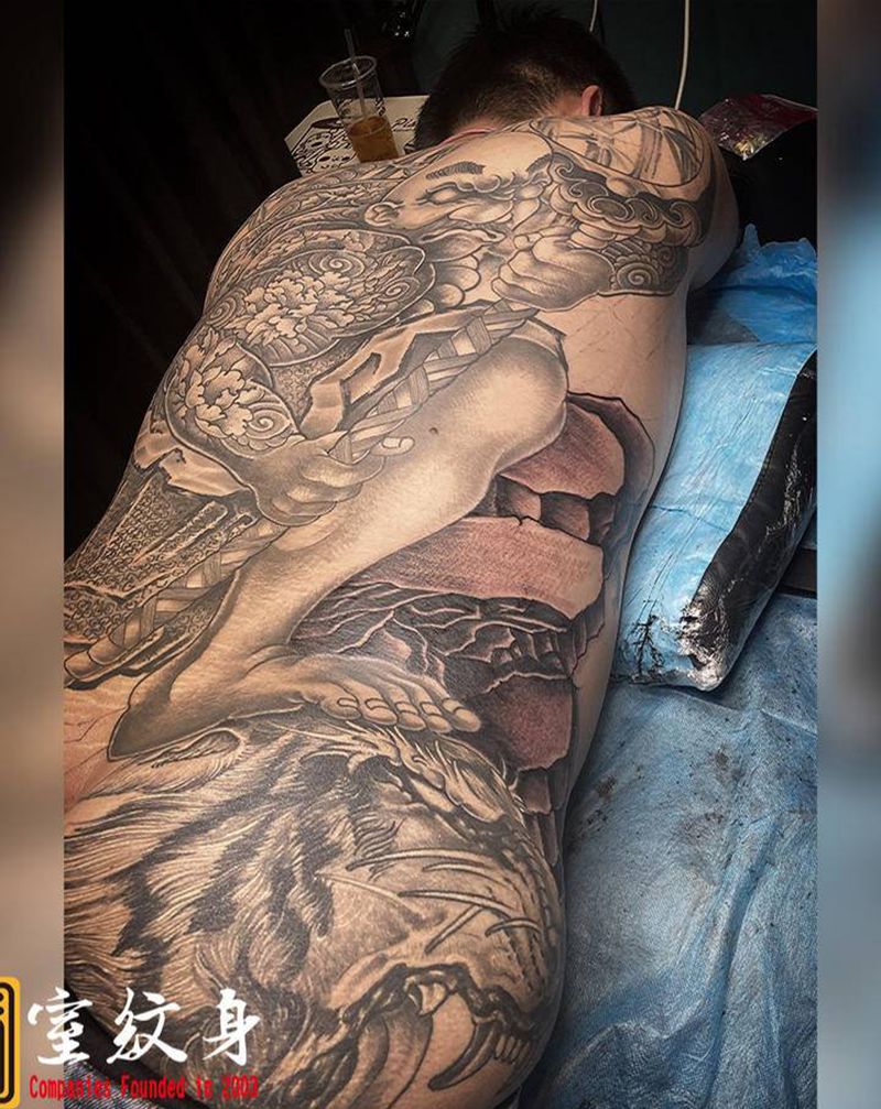 《黃室紋身》原皇室精雕紋身纹身图片_背部纹身图案